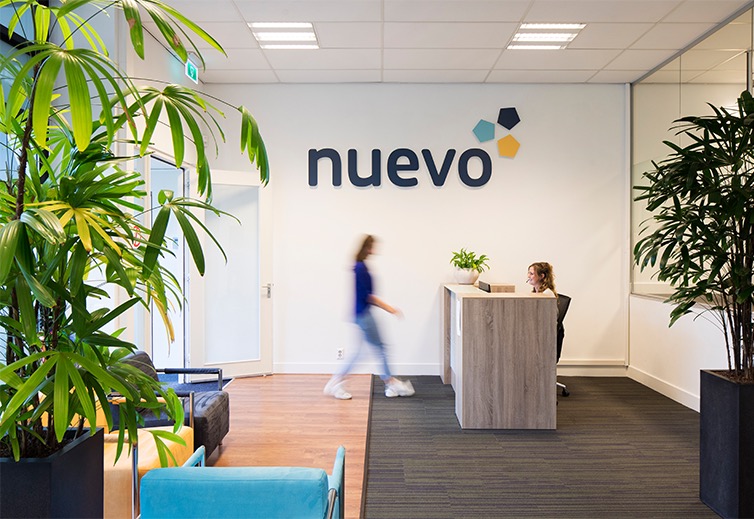 Blije mensen die bij nuevo werken